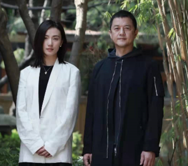 李亚鹏懒理欠债4千万，携女友开2百万豪车出街，长腿瞩目白到发光