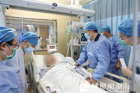 贵黔国际总医院马朋林教授(右三)等专家在常德一医重症医学科查看患者