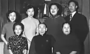 杜美如从小就是杜月笙掌上明珠，连母亲都有17个佣人