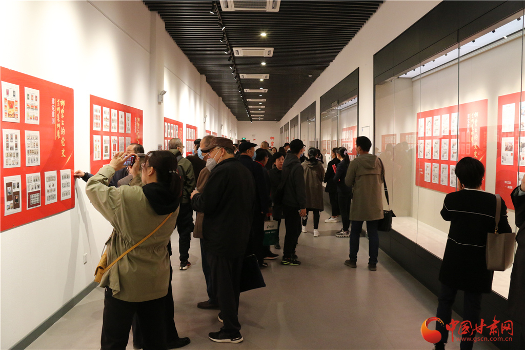 众多参观者观看展览