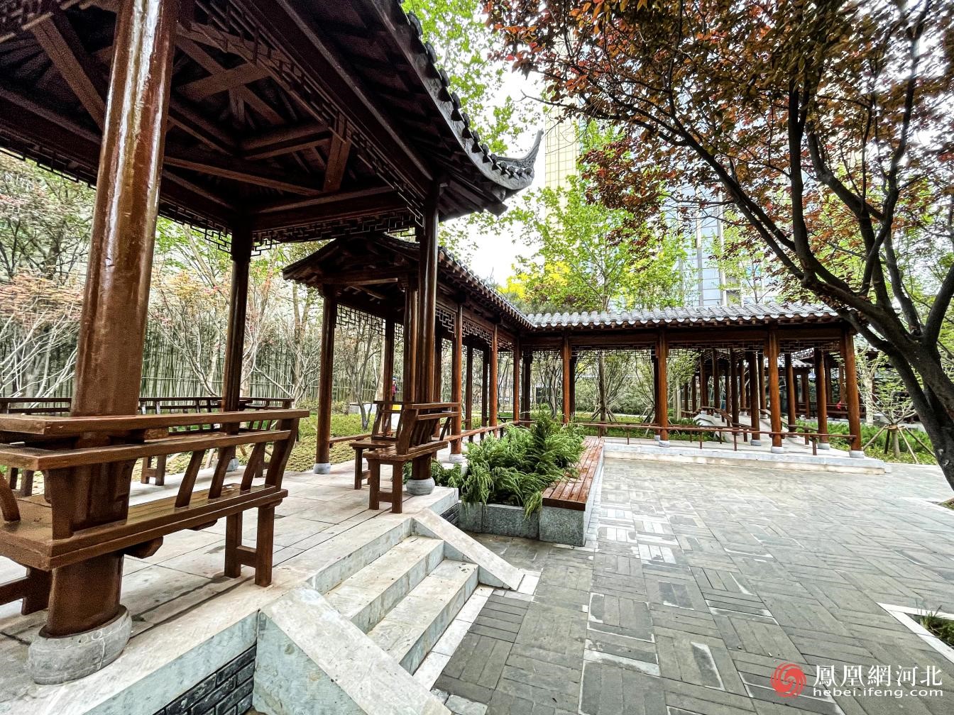 游园整体呈带状,从东向西由纯中式园林向新中式园林过渡.