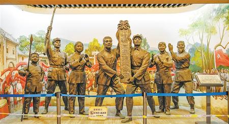 红军长征哈达铺纪念馆内一组雕塑再现了当年哈达铺苏维埃政府成立时群情振奋的火红场面。本版摄影：新甘肃&middot;甘肃日报记者 郁婕