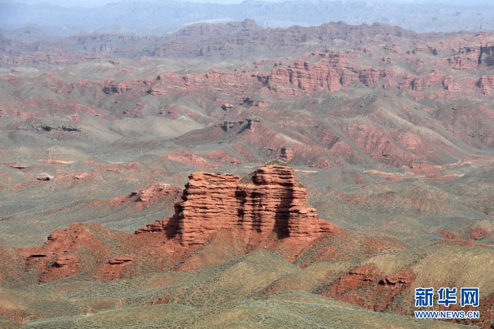这是平山湖大峡谷一景(4月25日摄) 新华社记者 范培珅 摄
