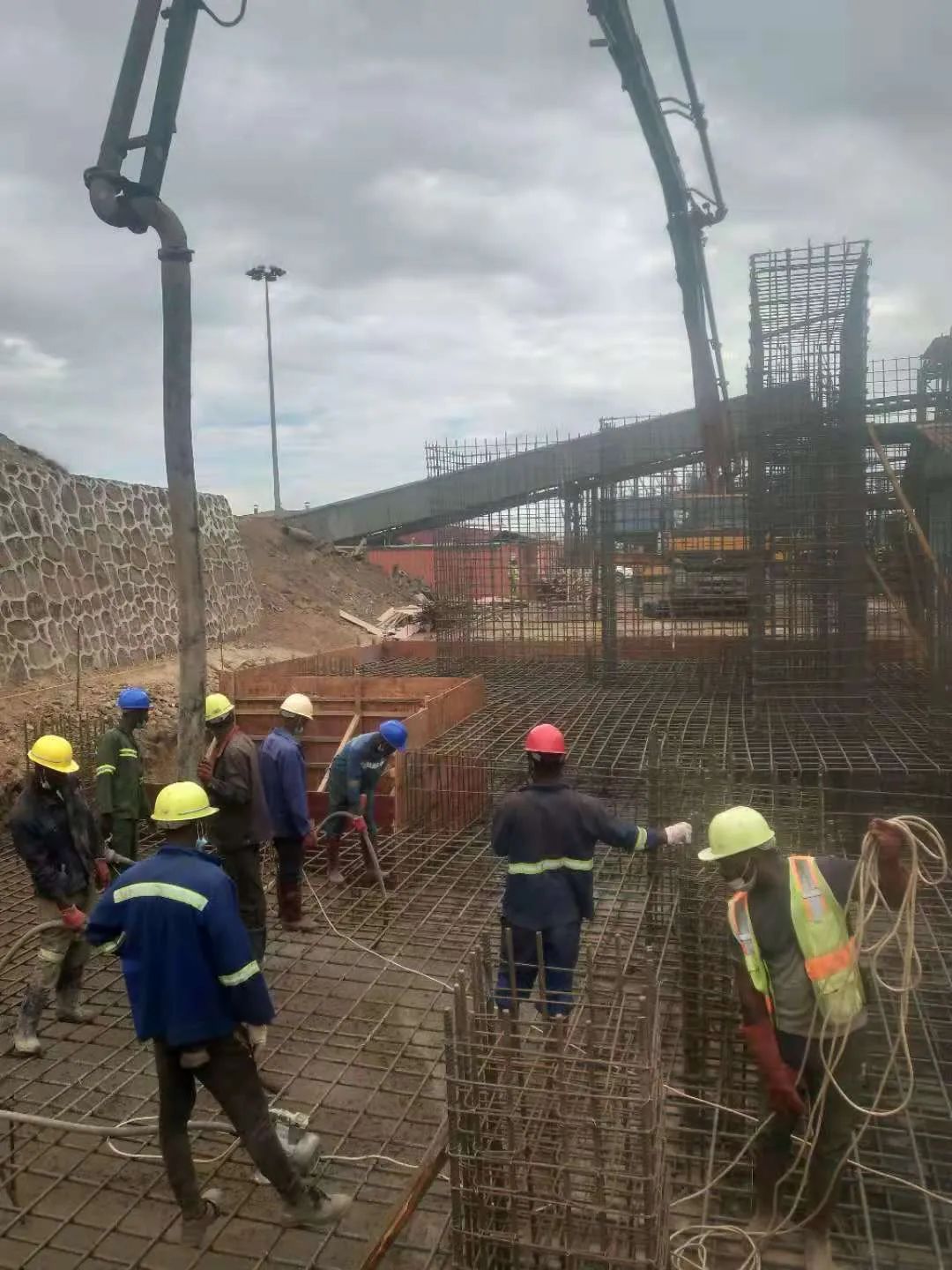 致敬最飒劳动者！奋斗在非洲的“金川人”