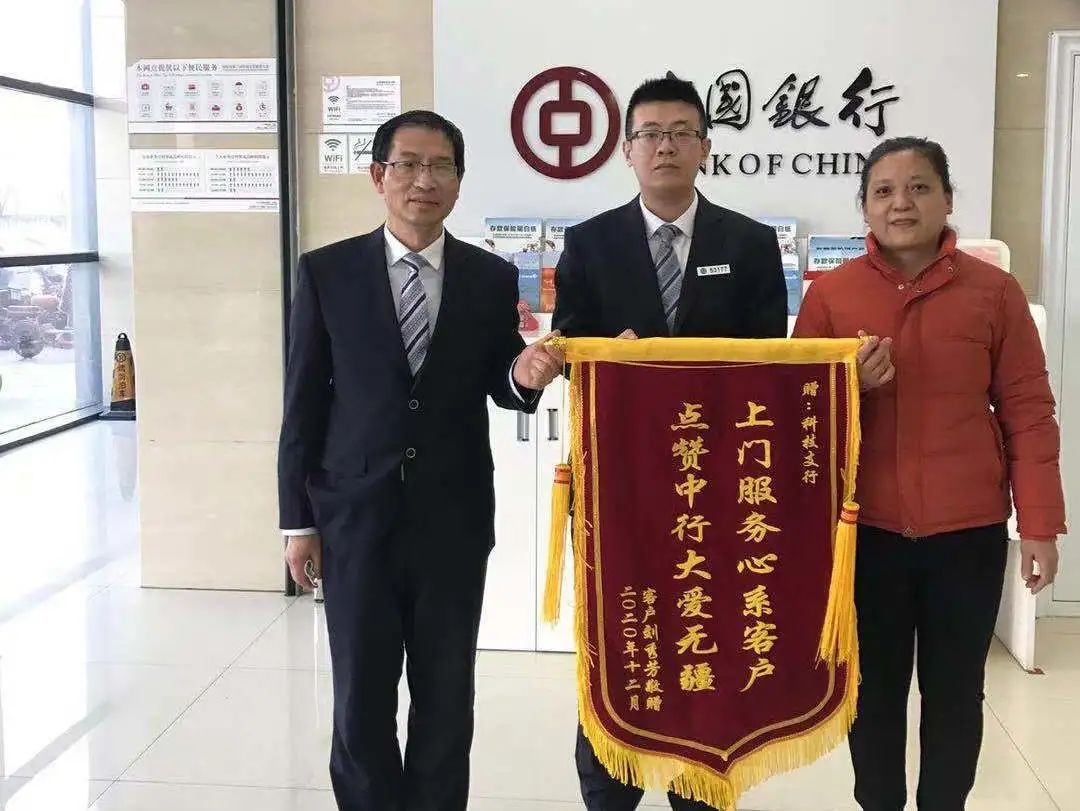 看冬日里的一抹中行红