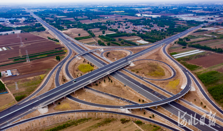 2021年4月21日拍摄的已完成路面摊铺的京德高速公路与荣乌高速公路新线交叉千人目互通立交桥。 河北日报记者赵海江摄