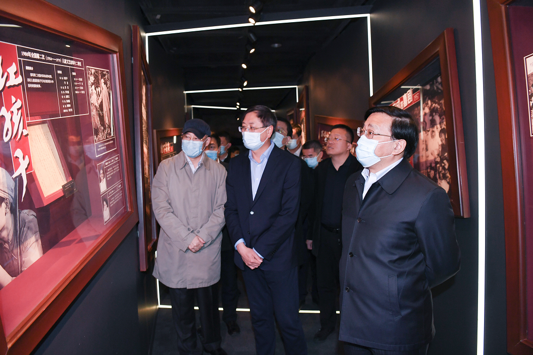 4月23日，韩俊在长影集团调研。