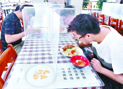 4月30日中午时分，武汉纺织大学阳光校区内，学生陆续前往食堂就餐。学校为了让学生吃到丰富的菜肴，食堂实行半份菜和自选服务。