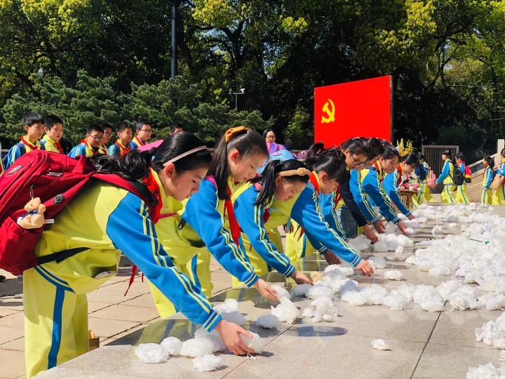 清明节，“青青·蓝蓝”们走进杭州市革命烈士纪念馆，敬献鲜花