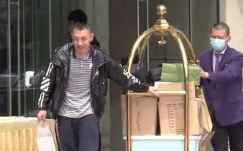 赵丽颖冯绍峰官宣离婚后首同框 回住所搬东西疑已分家