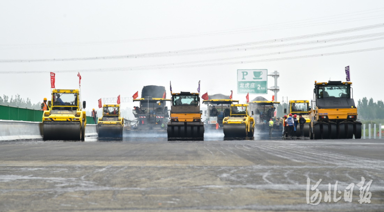 2021年4月21日,京德高速公路一期工程“永久路面”摊铺工作正在紧张有序地进行。 河北日报记者赵海江摄