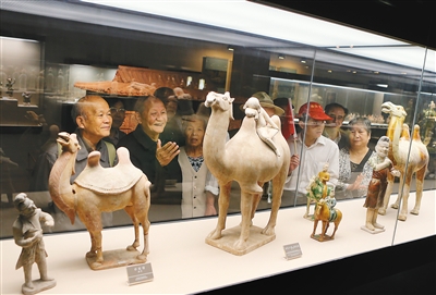 大唐西市博物馆的藏品吸引参观者驻足观赏。 （记者 尚洪涛 摄 资料图片）