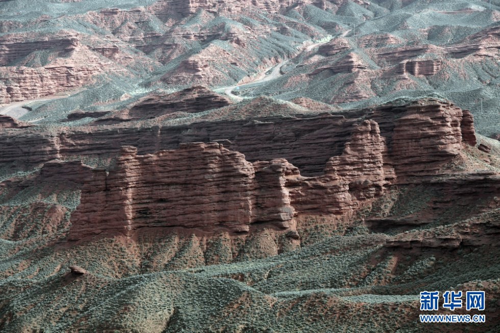 这是平山湖大峡谷一景(4月25日摄) 新华社记者 范培珅 摄