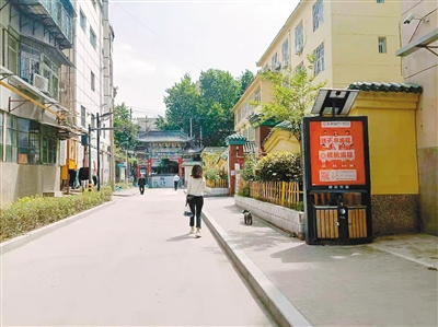 在碑林区保吉巷小区内,一居民遛狗未牵绳。