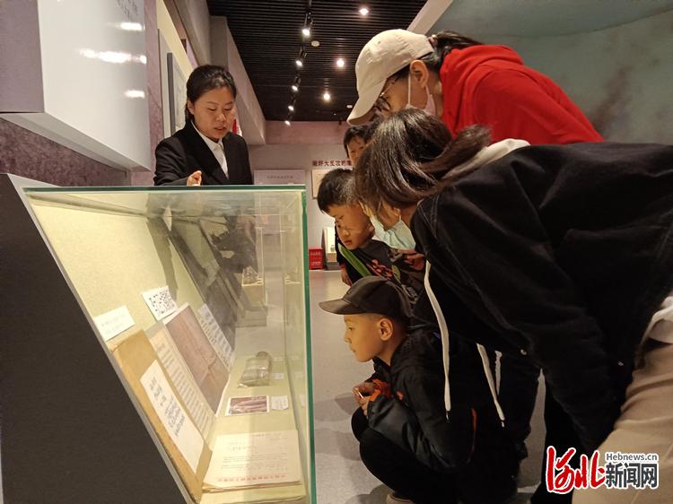 近日，林子里烈士陵园讲解员为游客讲解林子里战斗的过程。 河北日报记者霍相博摄