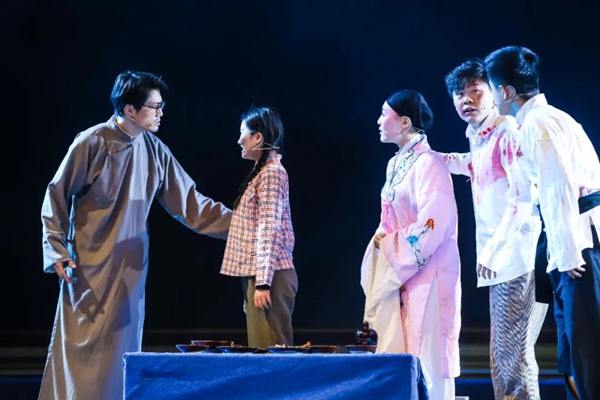 刘文强(左一)参演小品节目《最后的晚餐》