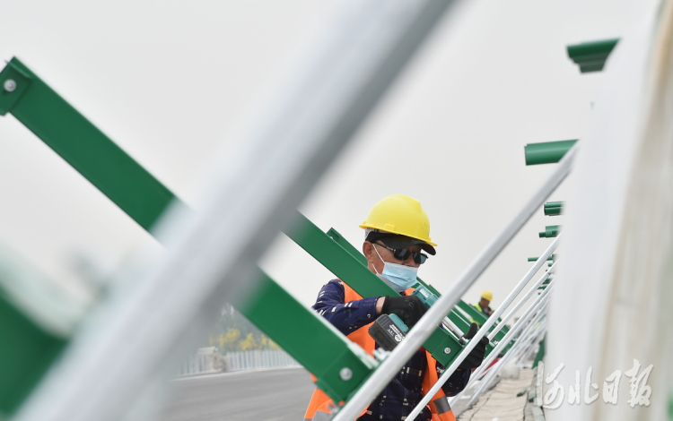 2021年4月21日,工人正在京德高速公路安装隔离带遮光板。 河北日报记者赵海江摄
