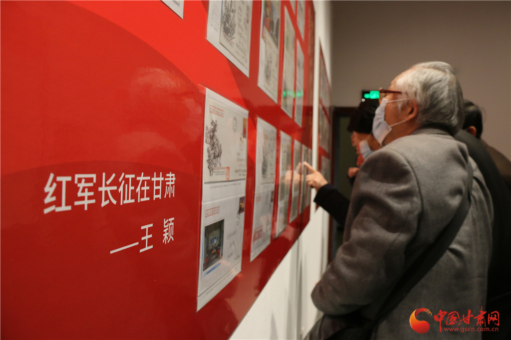 几位老年人观看“红军长征在甘肃”板块