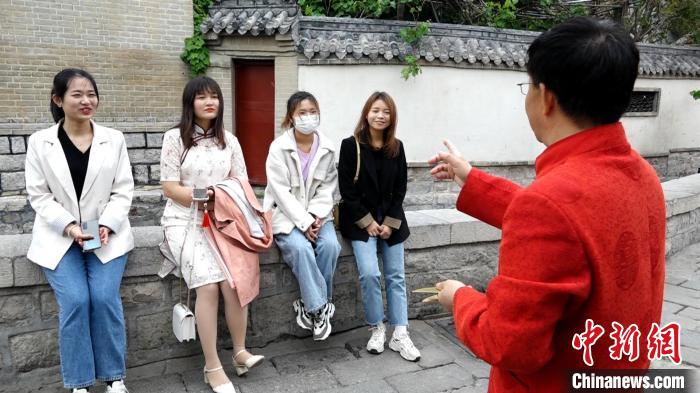 郑枫华为年轻的游客表演山东快书。　孙婷婷 摄