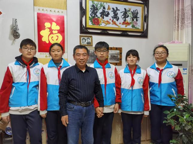 在崂山十一中团委王翔飞老师和七(1)中队辅导员于雯雯老师带领下,小