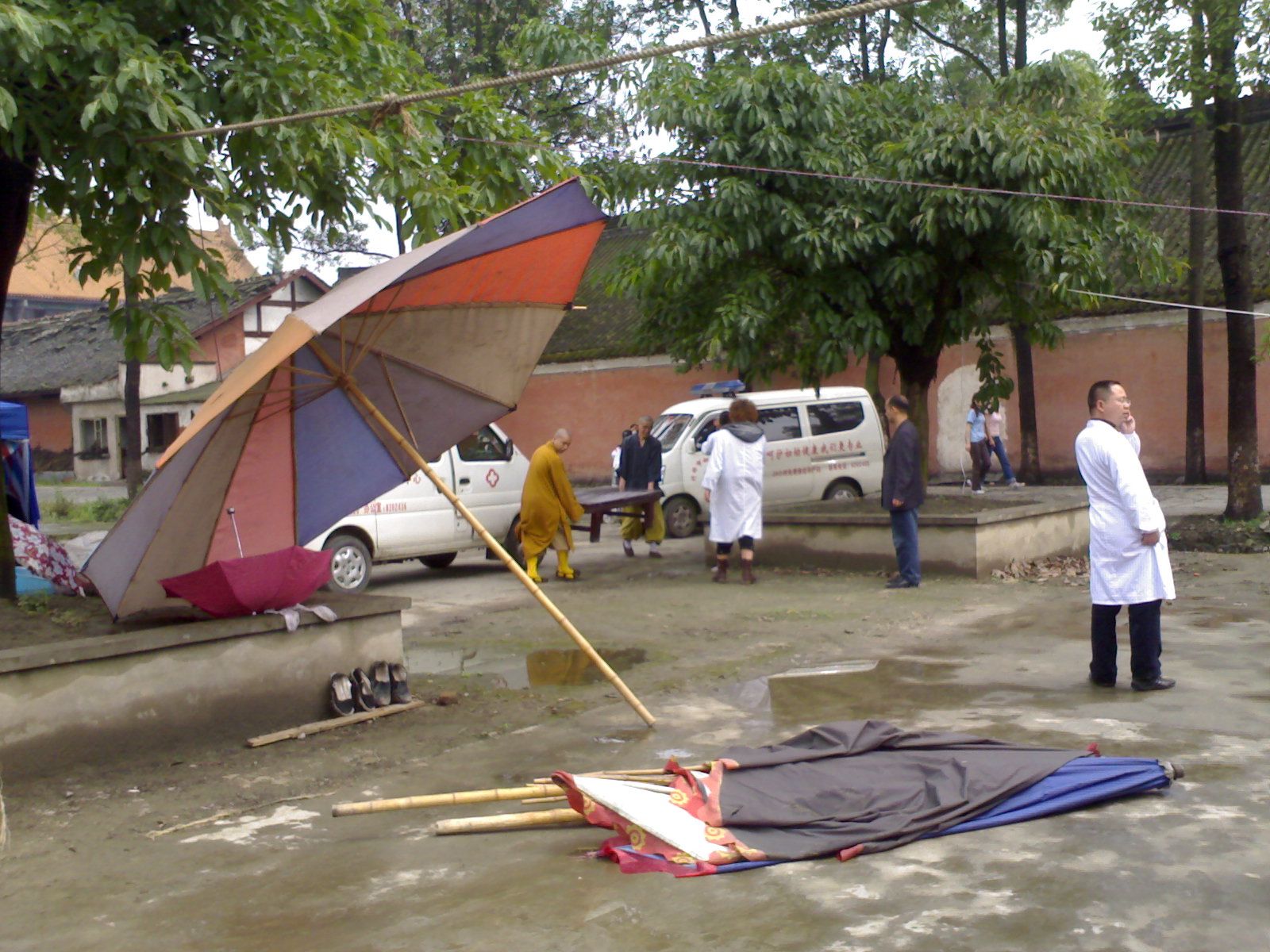 汶川地震震後第二天,羅漢寺的僧人協助婦幼保健院搭建臨時手術室.