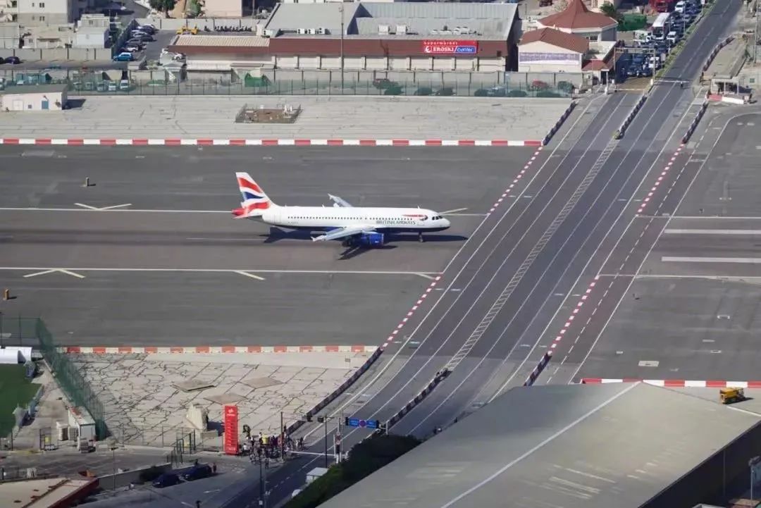 馬路穿越跑道的機場（圖片來源：互聯網）