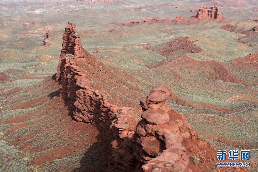这是平山湖大峡谷一景(4月25日摄) 新华社记者 范培珅 摄
