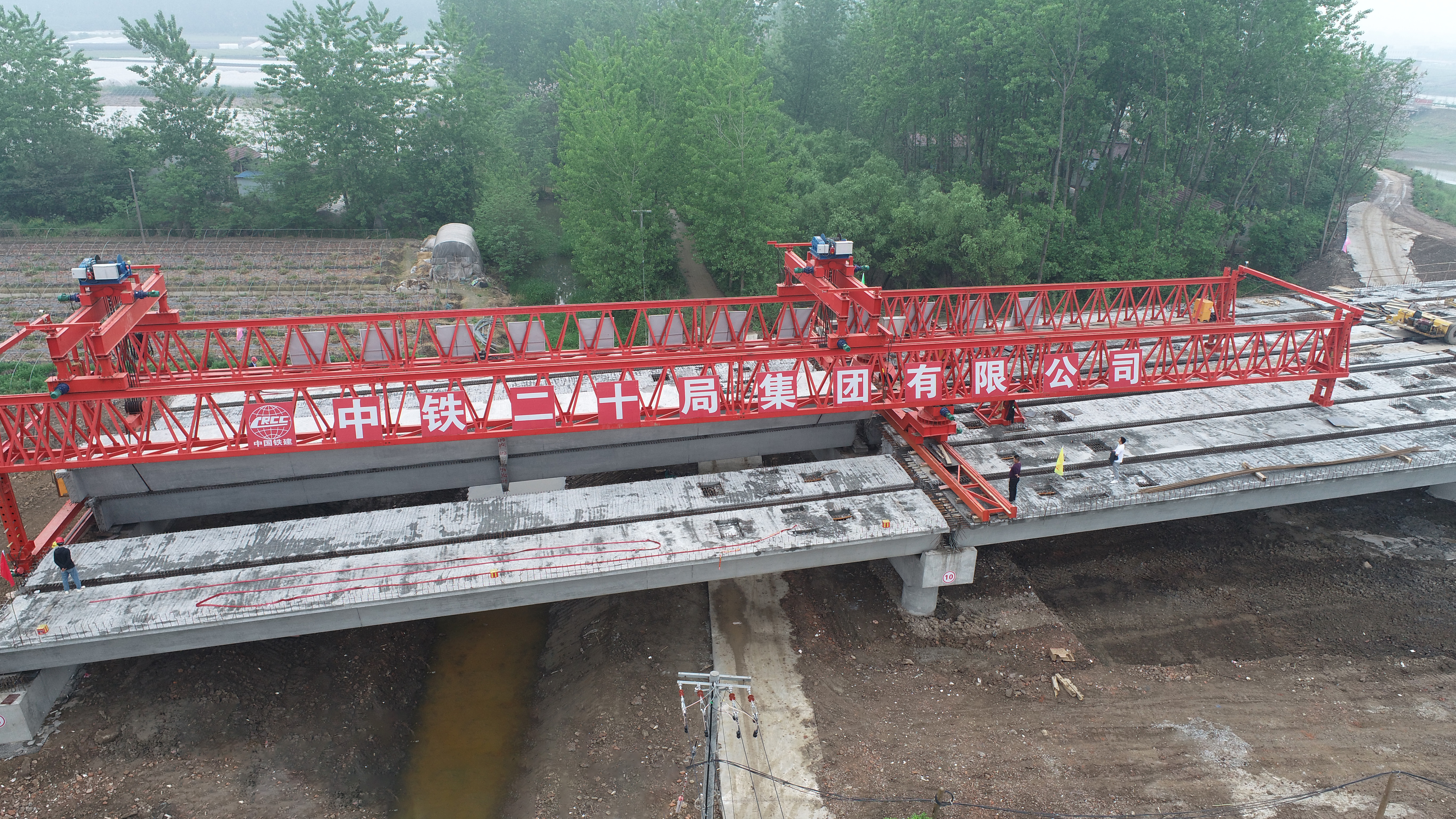 郑蒲港新区郑兴路跨太阳河大桥箱梁架设圆满完成