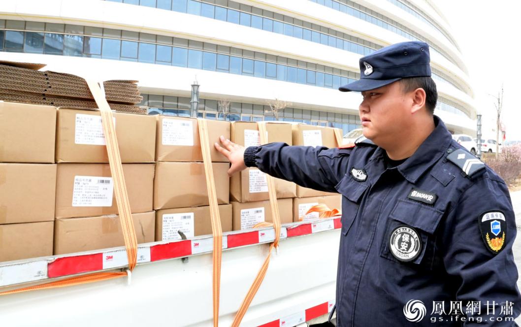 对于进出保税区的车辆，魏学勤都会逐一登记、仔细检查。肖刚 摄