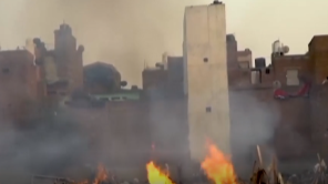 印度停车场变火葬场：大批遗体运抵，上百柴堆焚烧浓烟滚滚