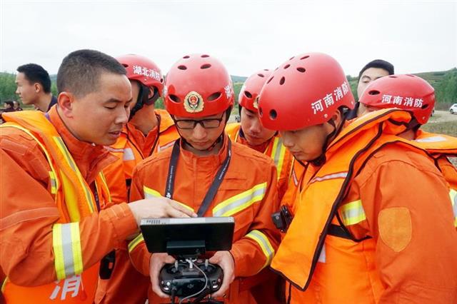 鄂豫两省消防联手洪水中救人