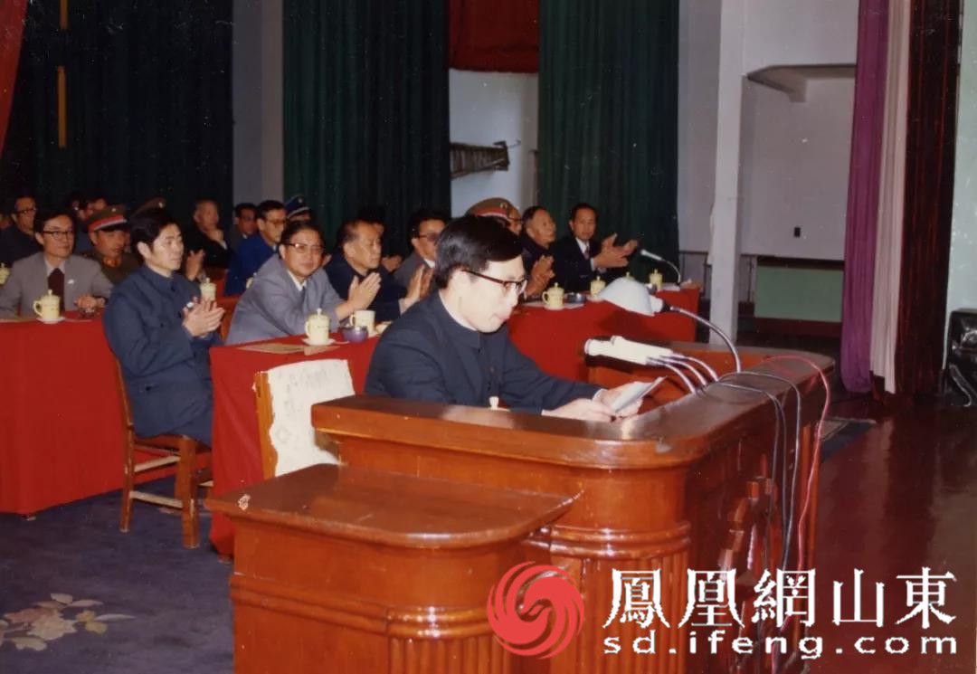 ▲1985年10月20日，烟台大学在烟台市政府礼堂隆重举行首届学生开学典礼，时任清华大学副校长方惠坚参加烟台大学首届开学典礼并致辞