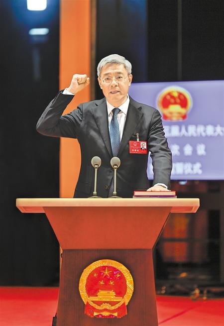 新当选的甘肃省第十三届人民代表大会常务委员会主任尹弘进行宪法宣誓 新甘肃·甘肃日报记者 孟捷