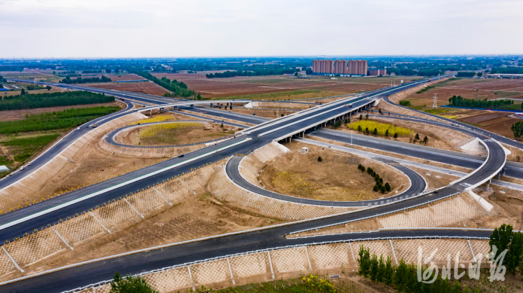 2021年4月21日拍摄的已完成路面摊铺的京德高速公路与荣乌高速公路新线交叉千人目互通立交桥。 河北日报记者赵海江摄