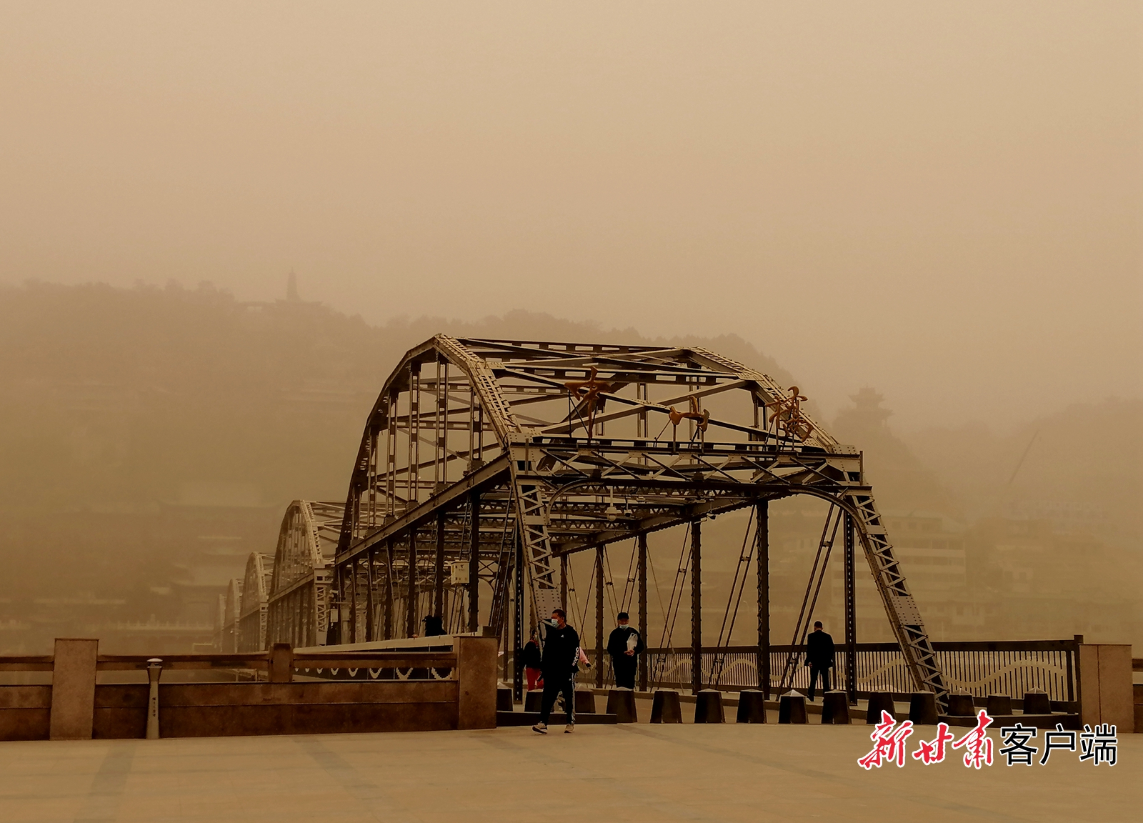 2021年3月17日上午,沙尘弥漫下的兰州中山桥.金奉乾 摄