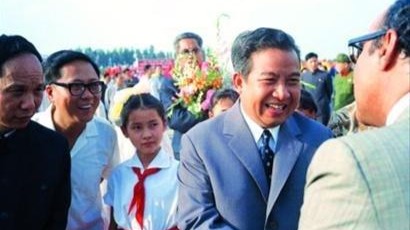 2004年，柬埔寨国王西哈努克宣布退位