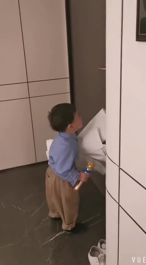 腾哥工作回家遇惊喜！2岁半儿子捧花大喊：沈腾，我爱你