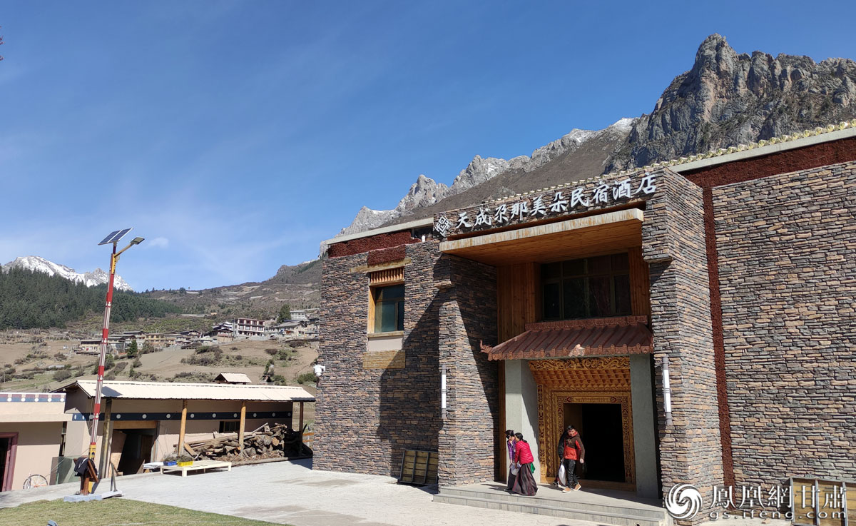 扎尕那村的民宿酒店正在忙碌备战,准备迎接旅游旺季的到来.肖刚 摄