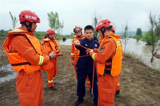 鄂豫两省消防联手洪水中救人