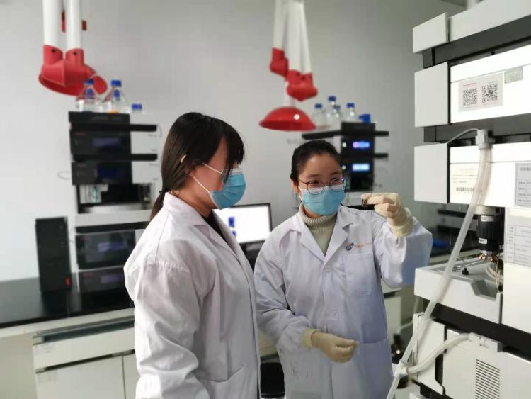 在北京·沧州渤海新区生物医药产业园，北京福元医药股份有限公司沧州分公司质量部QC人员对生产出来的产品进行检验。