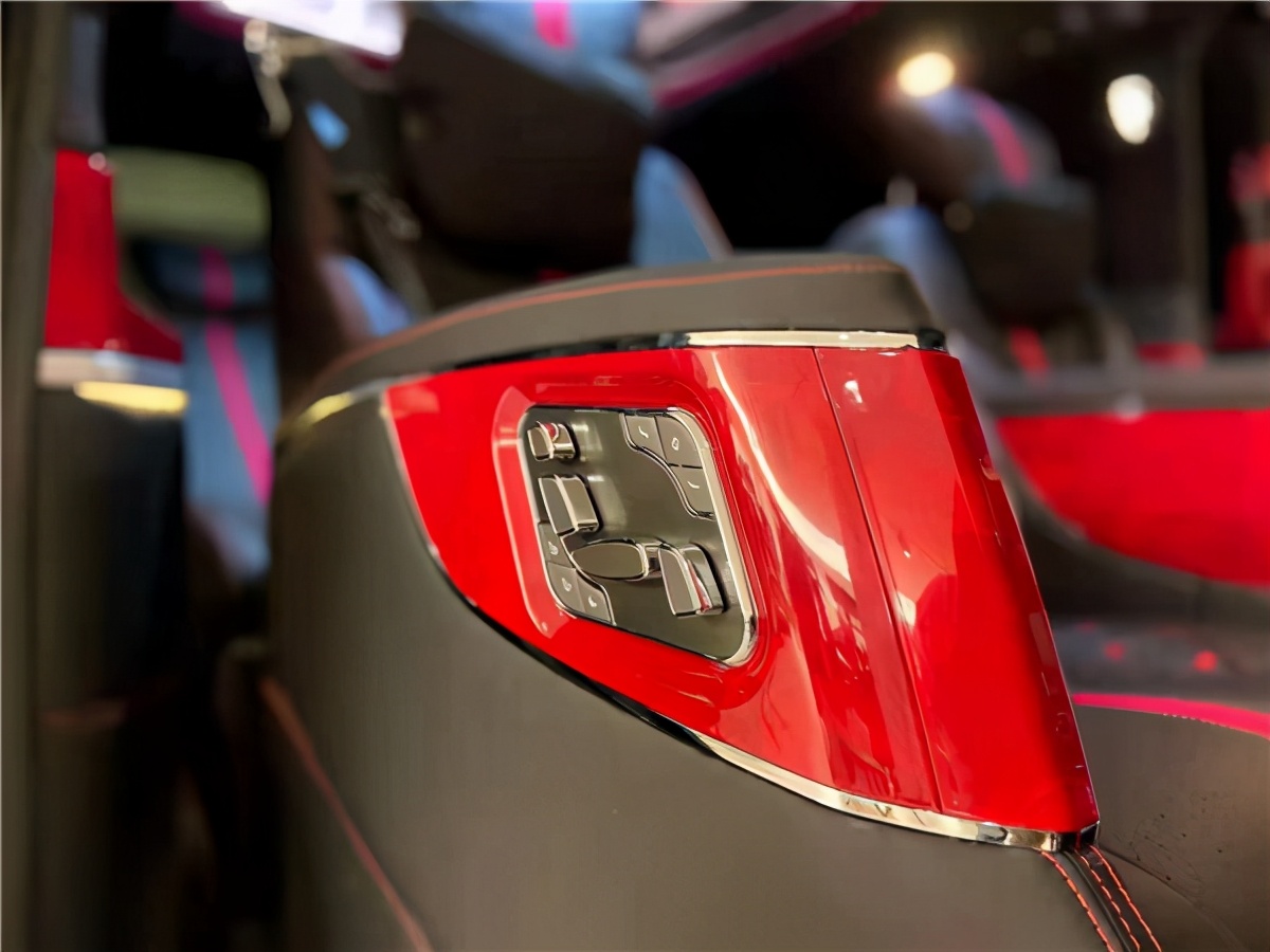 全新奔驰V260L高端定制亮相上海车展，彰显私人订制出行品质