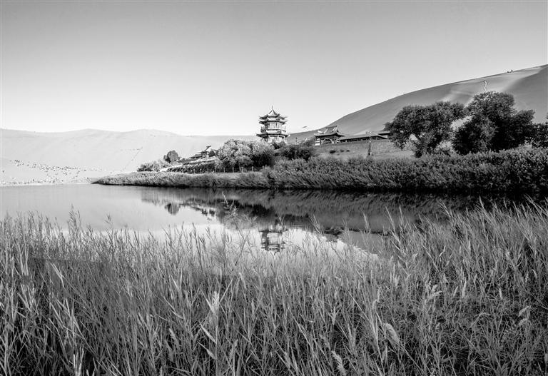 鸣沙山&middot;月牙泉。本版照片均为掌上兰州&middot;兰州晨报首席记者 田蹊 摄
