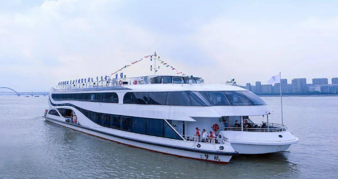 4月23日,荣盛致敬滨江,在钱塘江游轮上举行溯源航行品牌发布会,行业