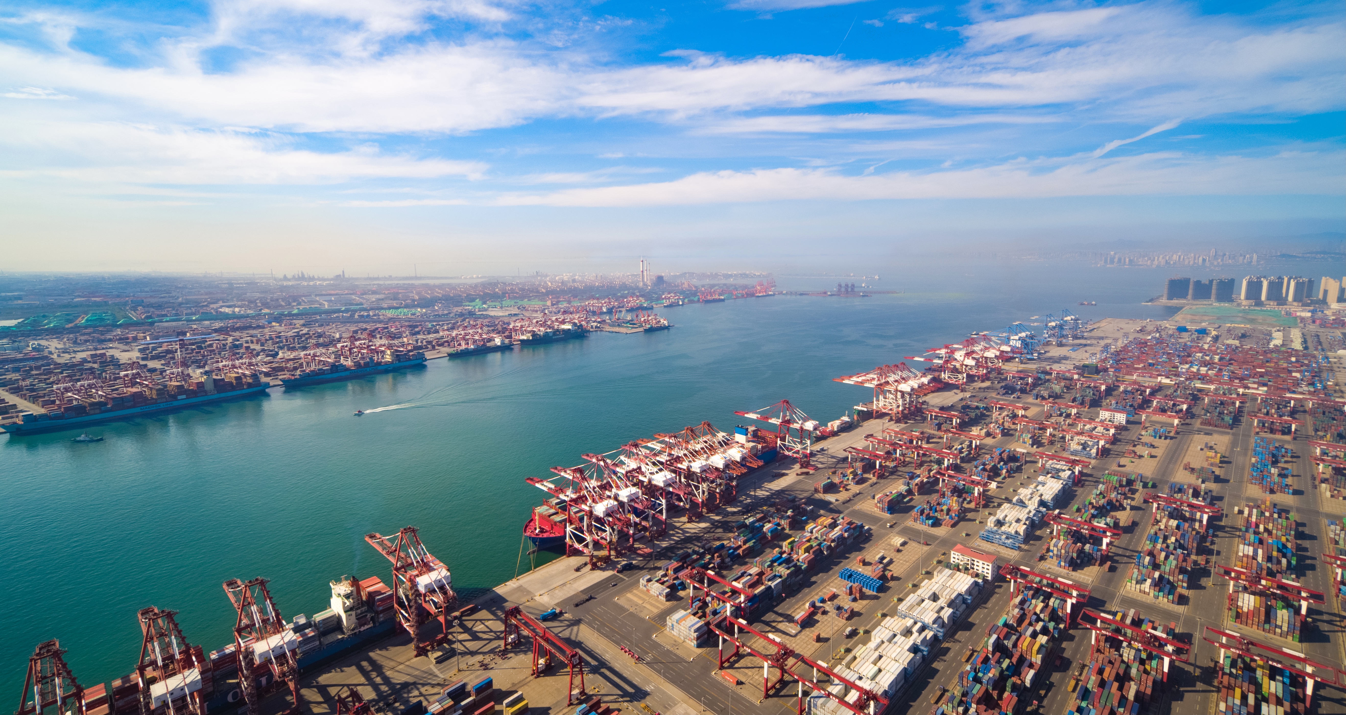 山东港口青岛港:船舶满,生产忙,火热会战迎"五一"