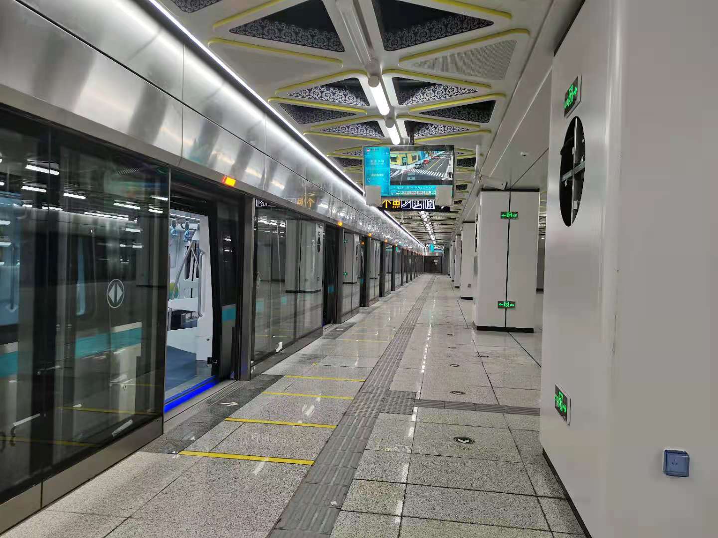 港务大道站台层地铁进入调试阶段。