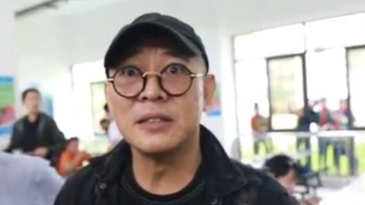 “不服老”的李连杰被小学生叫爷爷，直呼：我是叔叔