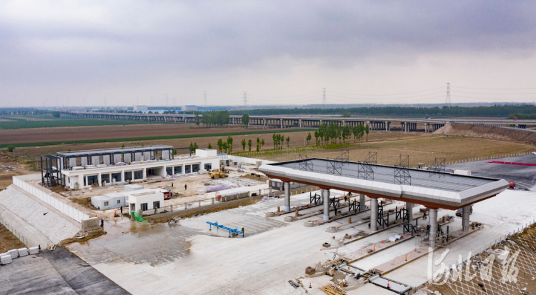 2021年4月22日拍摄的正在加紧建设的京德高速文安北收费站。 河北日报记者赵海江摄