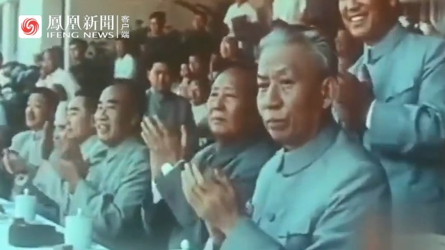 1959年第一届全运会开幕式，毛泽东戴眼镜观看