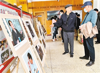 “陈忠实逝世五周年照片展”吸引了不少参观者