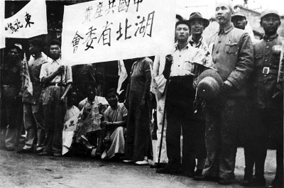 董必武率中共湖北省委成员参加在武汉举行的抗日集会。